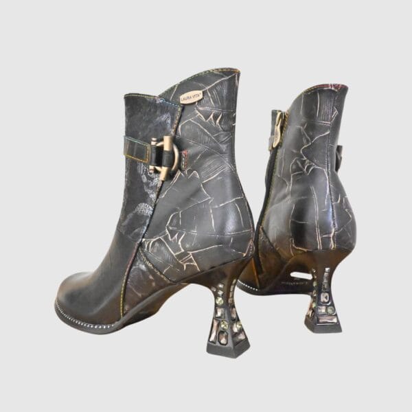 Botines negros con cremallera y pedrería | Laura Vita - Imagen 3