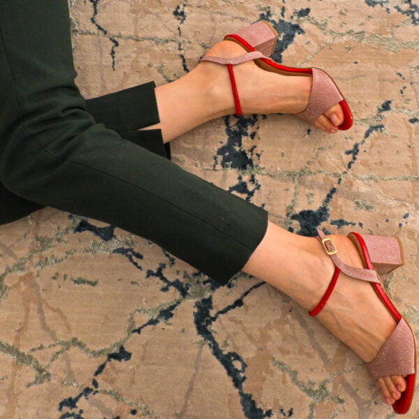 sandalias brillantes rojas