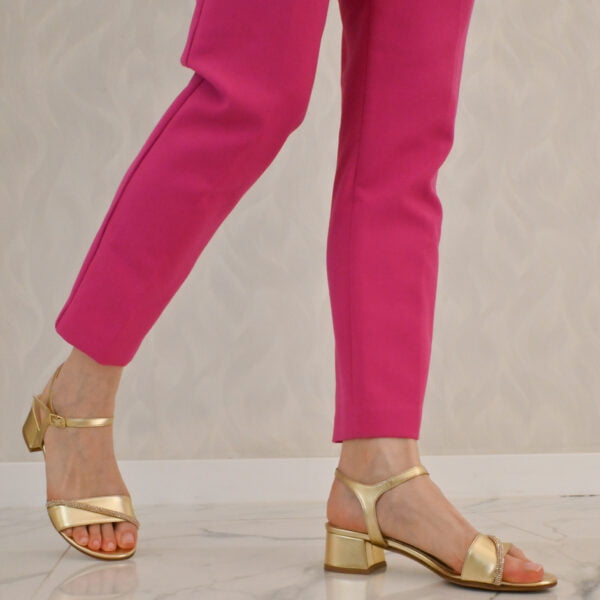 sandalia elegante dorada